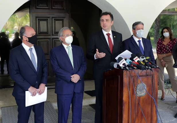 O senador Fernando Bezerra, o ministro da Economia, Paulo Guedes, e os presidentes do Senado, Rodrigo Pacheco, e da Câmara, Arthur Lira, após reunião para discutir acordo para os precatórios