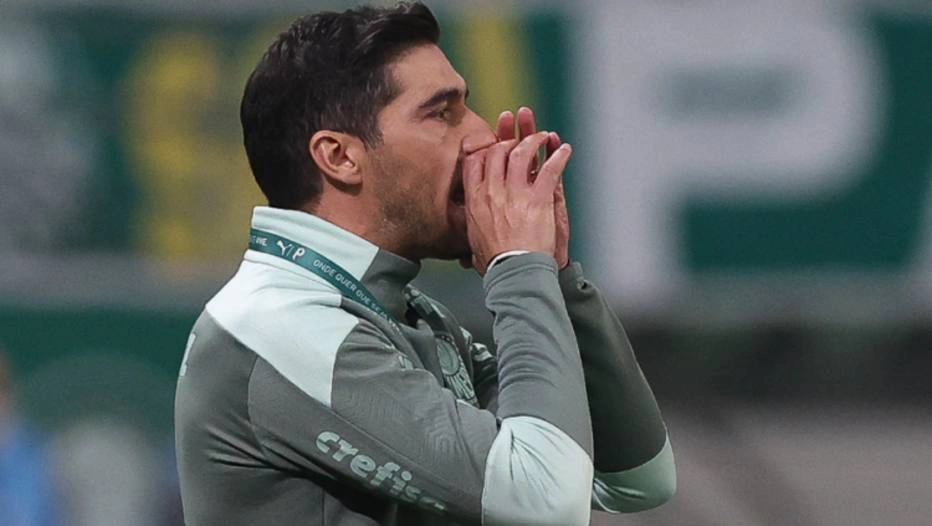 O técnico do Palmeiras, Abel Ferreira, orienta os jogadores durante treinamento