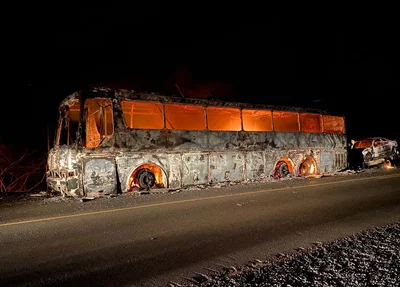 Ônibus pega fogo e fica destruído na BR 316 em Ipiranga do Piauí