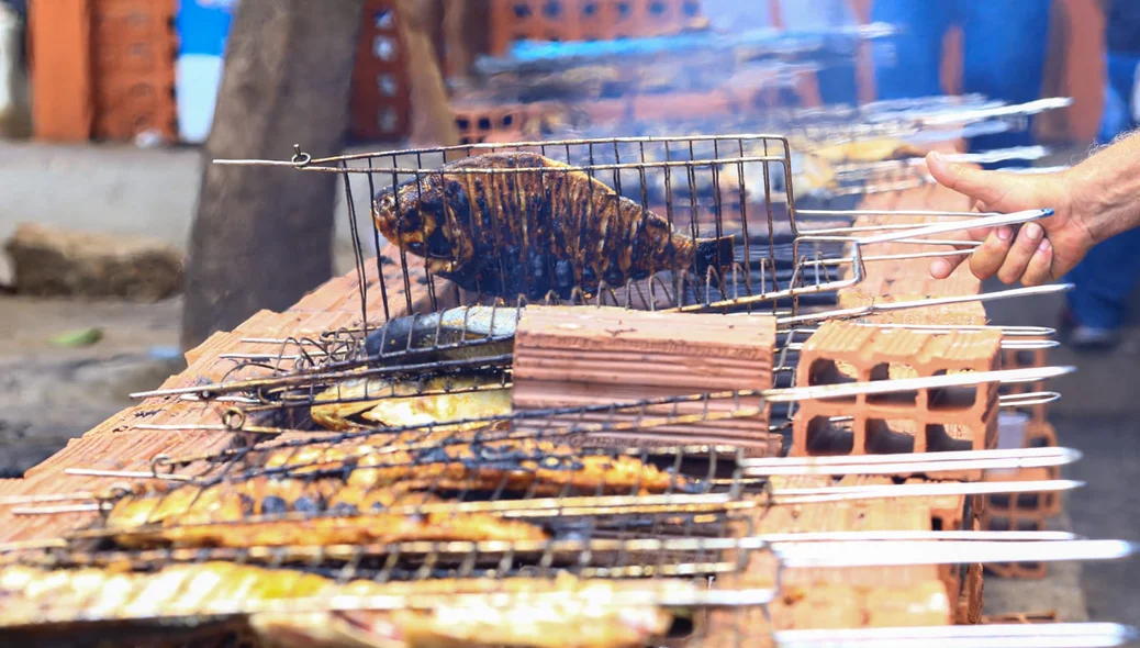 Peixe assado para degustação durante todo o dia no mercado do peixe