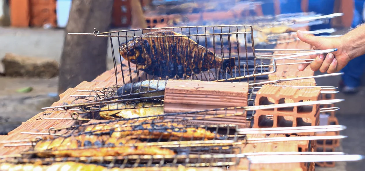 Peixe assado para degustação durante todo o dia no mercado do peixe