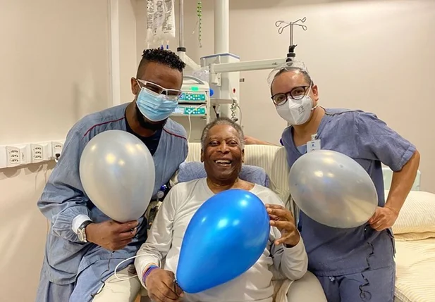 Pelé ao lado de profissionais de saúde