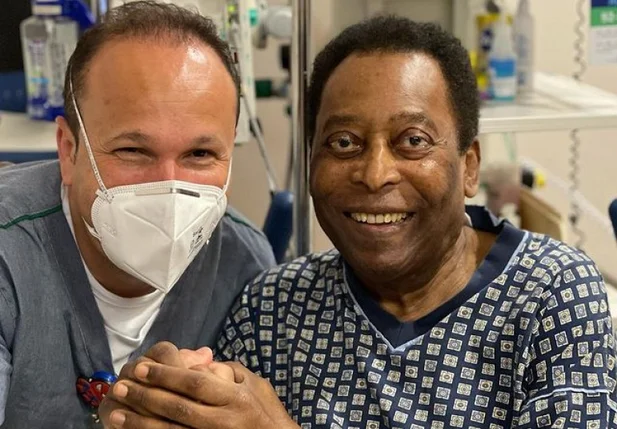 Pelé e o enfermeiro Henrique no Hospital Albert Einstein.