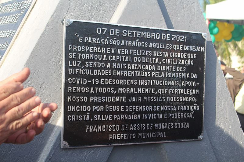 Placa em homenagem ao Bolsonaro