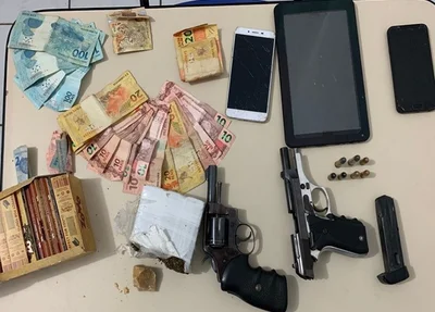 Polícia apreendeu drogas e armas no endereço