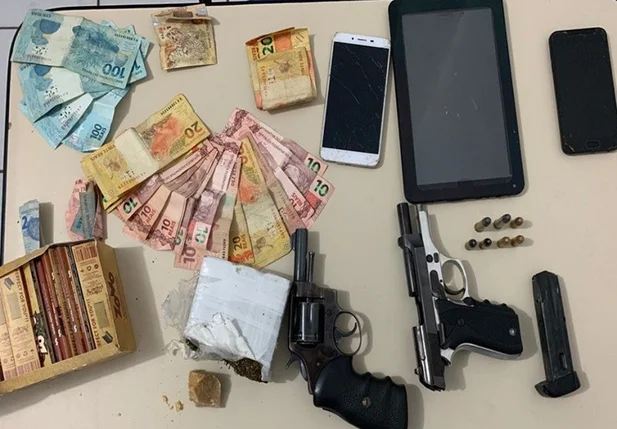 Polícia apreendeu drogas e armas no endereço