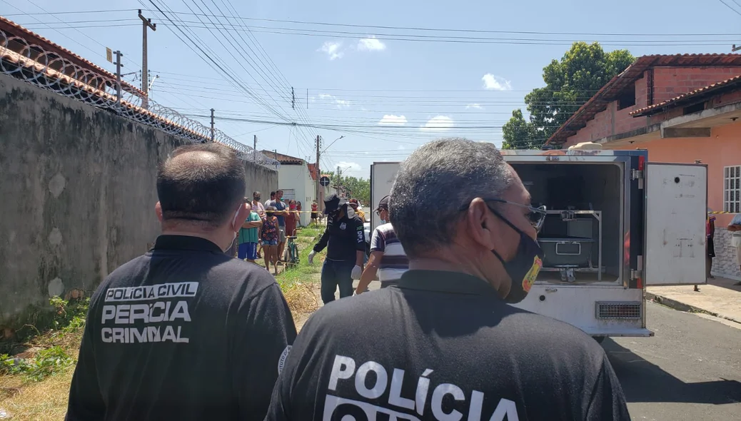 Polícia Civil no local do crime