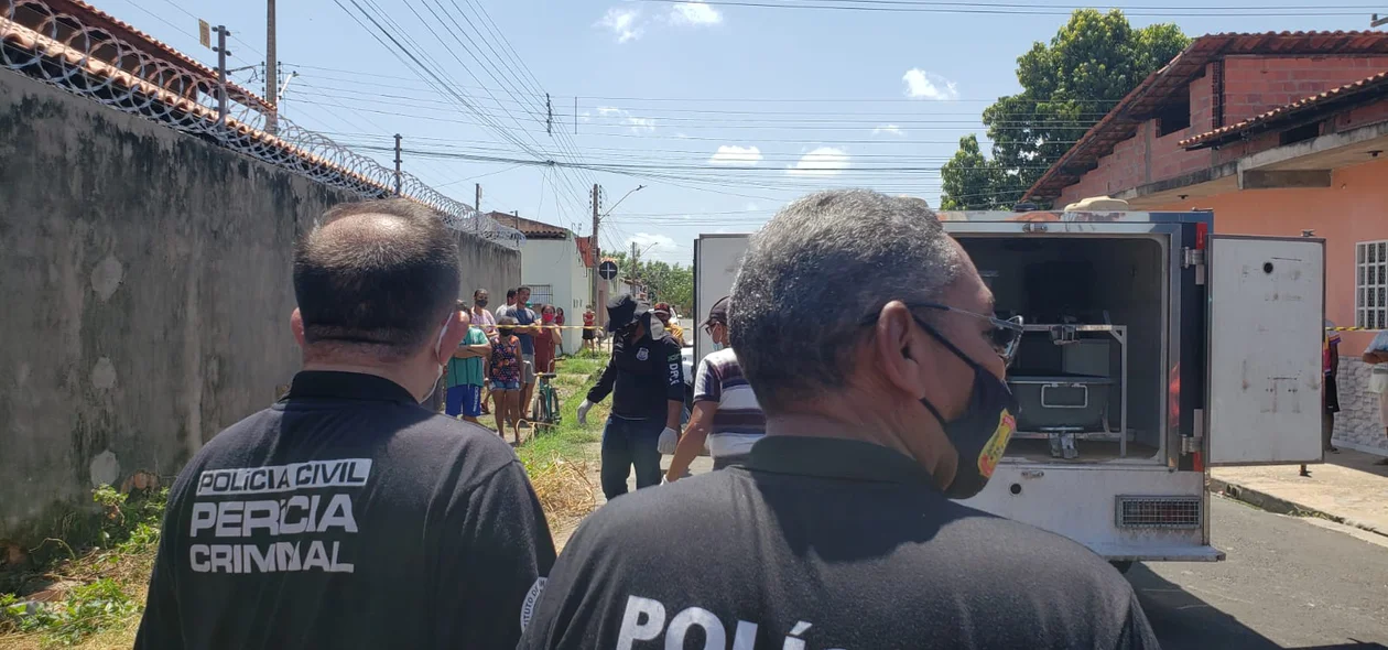 Polícia Civil no local do crime