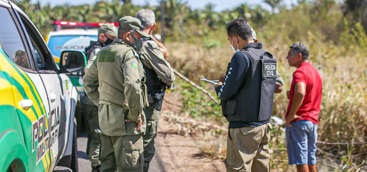 Polícia Militar e Polícia Civil no local