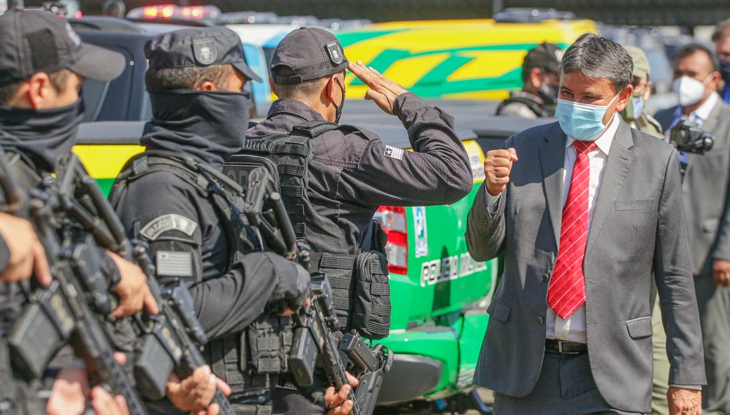 Policial do BOPE prestando continência ao Governador Welligton Dias