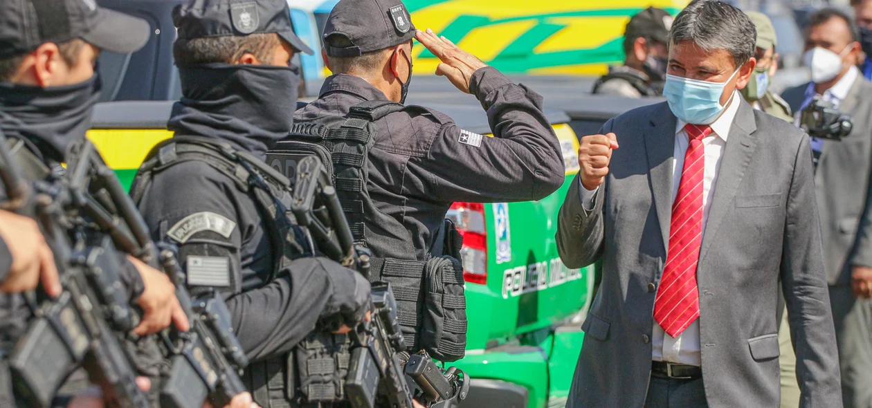 Policial do BOPE prestando continência ao Governador Welligton Dias