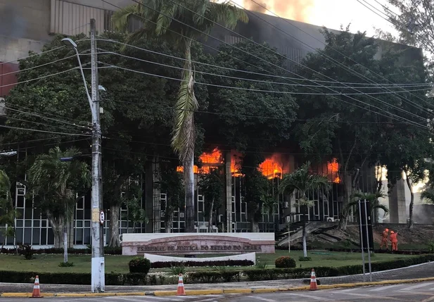 Prédio em chamas