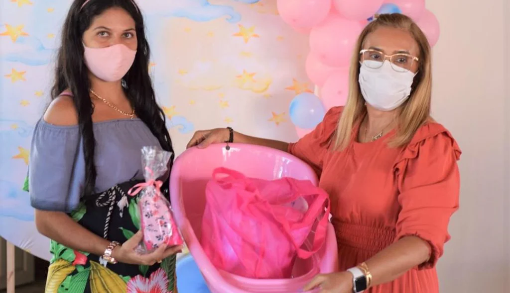 Prefeita Neidinha entrega kits maternidade para gestantes da cidade