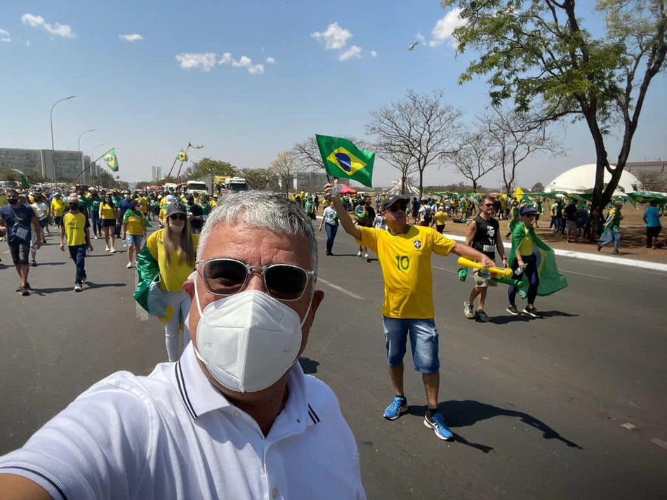 Senador Eduardo Girão na manifestação em Brasília