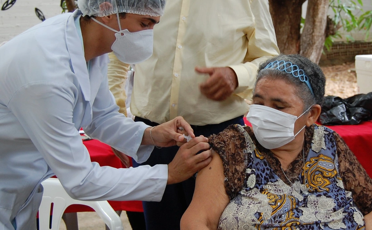 Teresina inicia a dose de reforço dos idosos com vacinação em abrigos