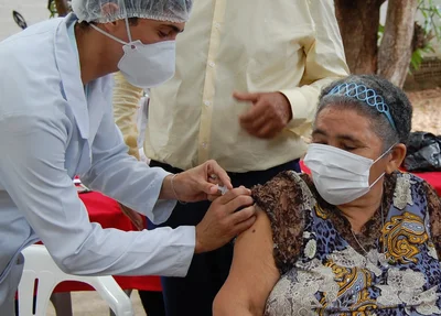 Teresina inicia a dose de reforço dos idosos com vacinação em abrigos