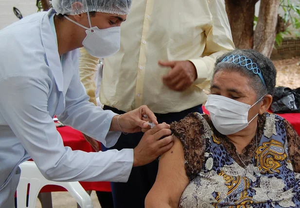 Teresina inicia a dose de reforço dos idosos com vacinação em abrigos