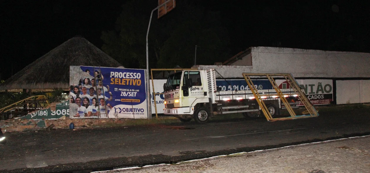 Trecho da rua Pires de Castro ficou interditado