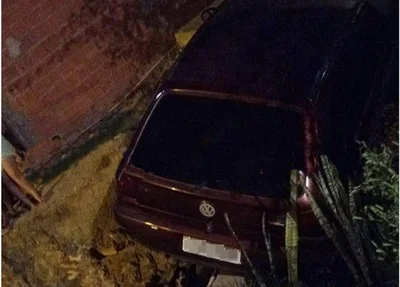Veículo caiu no grotão