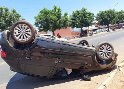 Veículo que capotou na BR 316