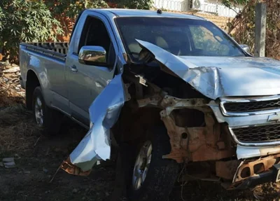 Veículo roubado ficou com a dianteira destruída após a colisão