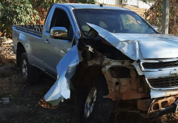 Veículo roubado ficou com a dianteira destruída após a colisão
