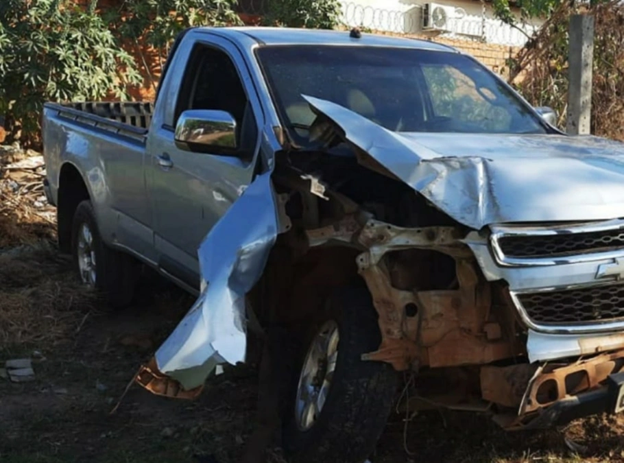 Veículo roubado ficou com a dianteira destruída após a colisão