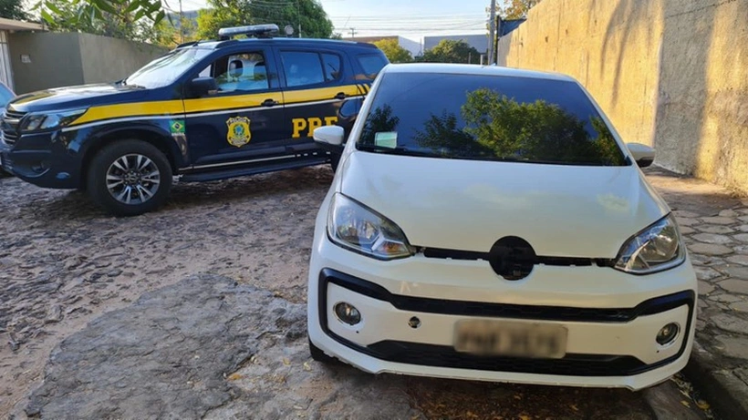 Veículo VW/UP foi apreendido pela PR