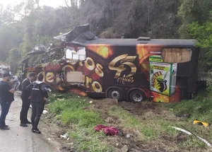 Vocalista da banda Garotos de Ouro morre em acidente com ônibus