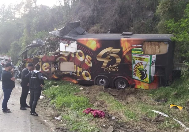 Vocalista da banda Garotos de Ouro morre em acidente com ônibus