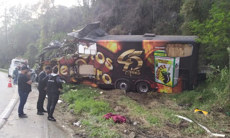Vocalista da banda Garotos de Ouro morre em acidente com ônibus