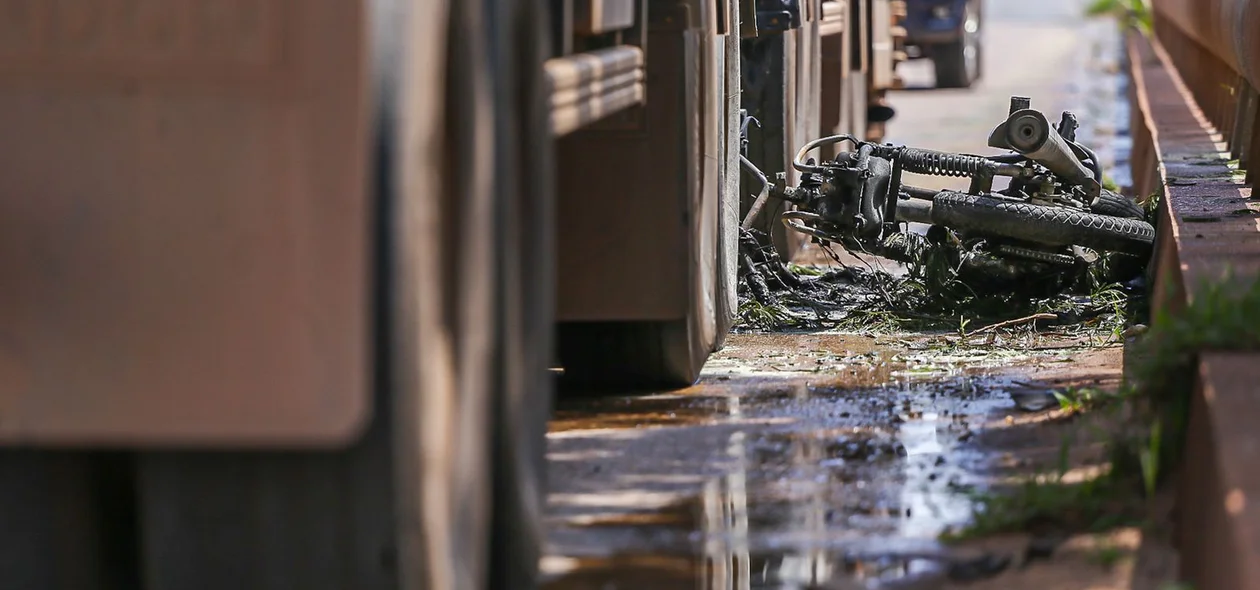A moto ficou totalmente destruída