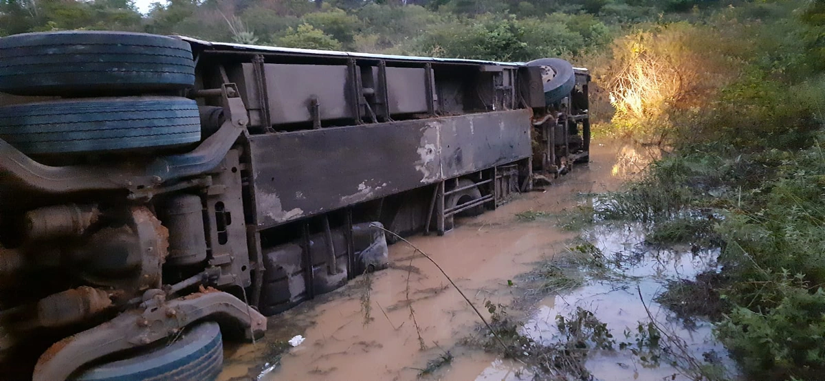 Acidente com ônibus deixa vários feridos na BR 135 no Piauí