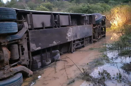 Acidente com ônibus deixa vários feridos na BR 135 no Piauí