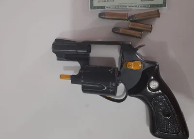 Arma encontrada com o suspeito