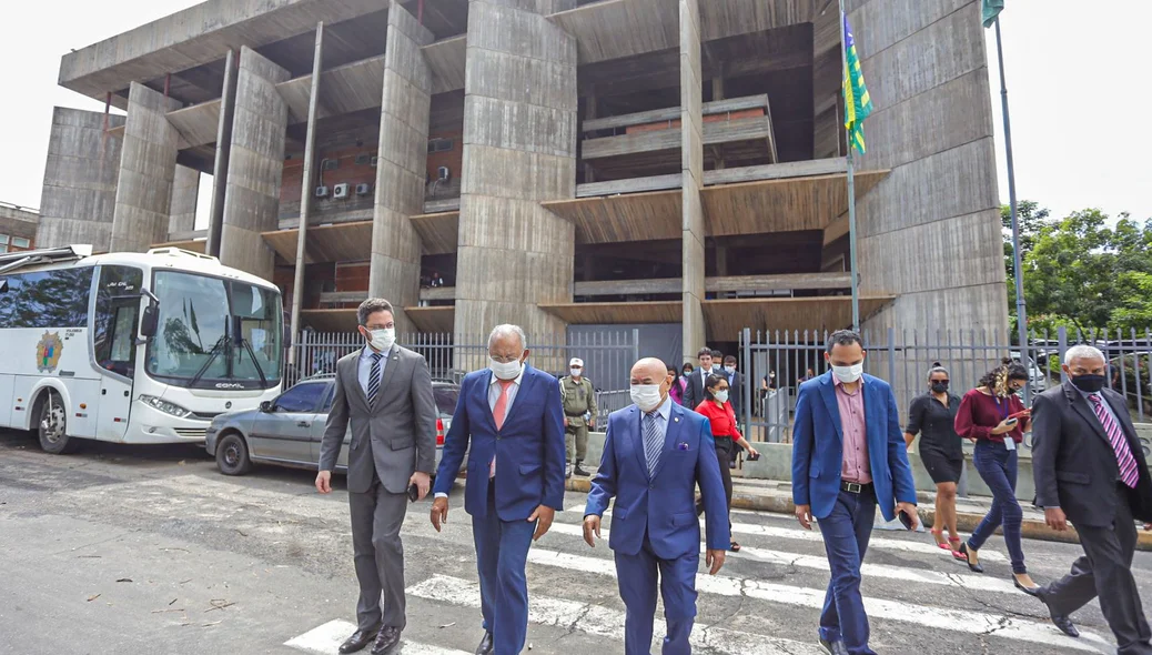 Autoridades durante visita ao TJ