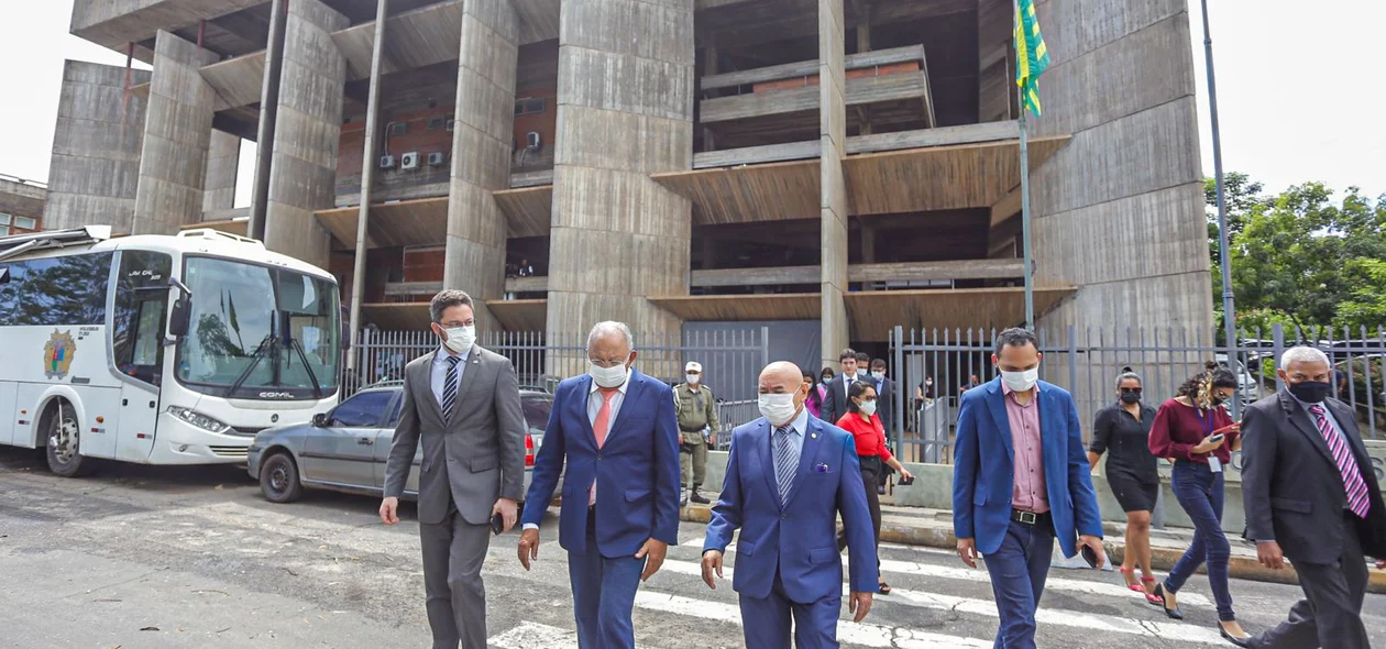 Autoridades durante visita ao TJ