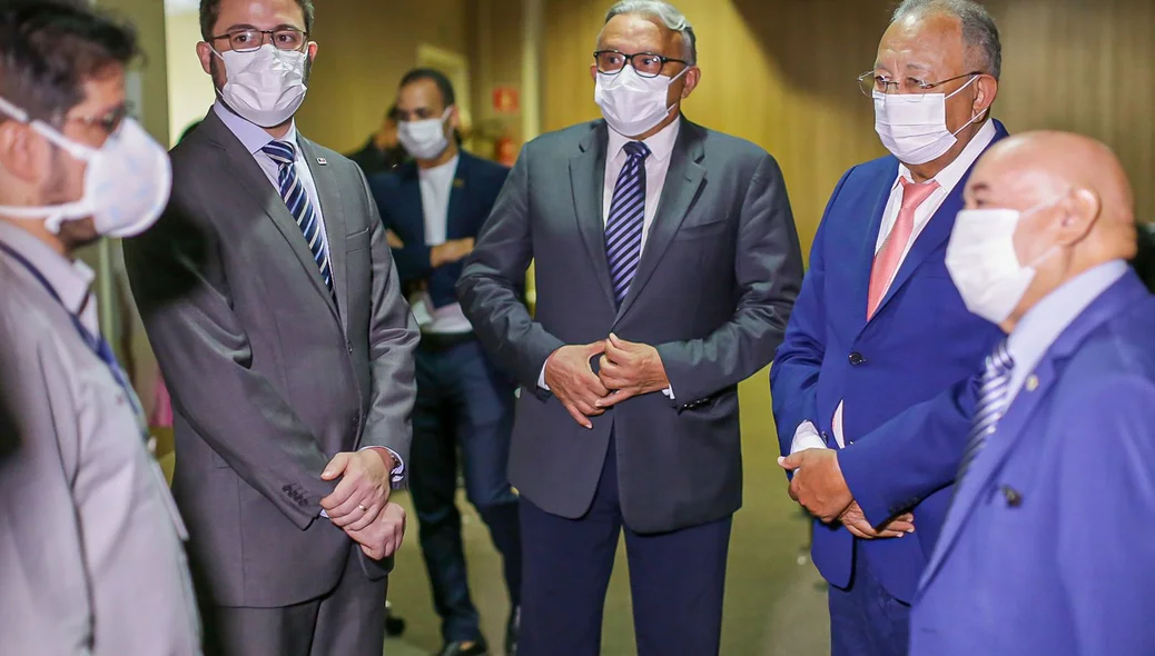 Autoridades durante visita ao tribunal de Justiça