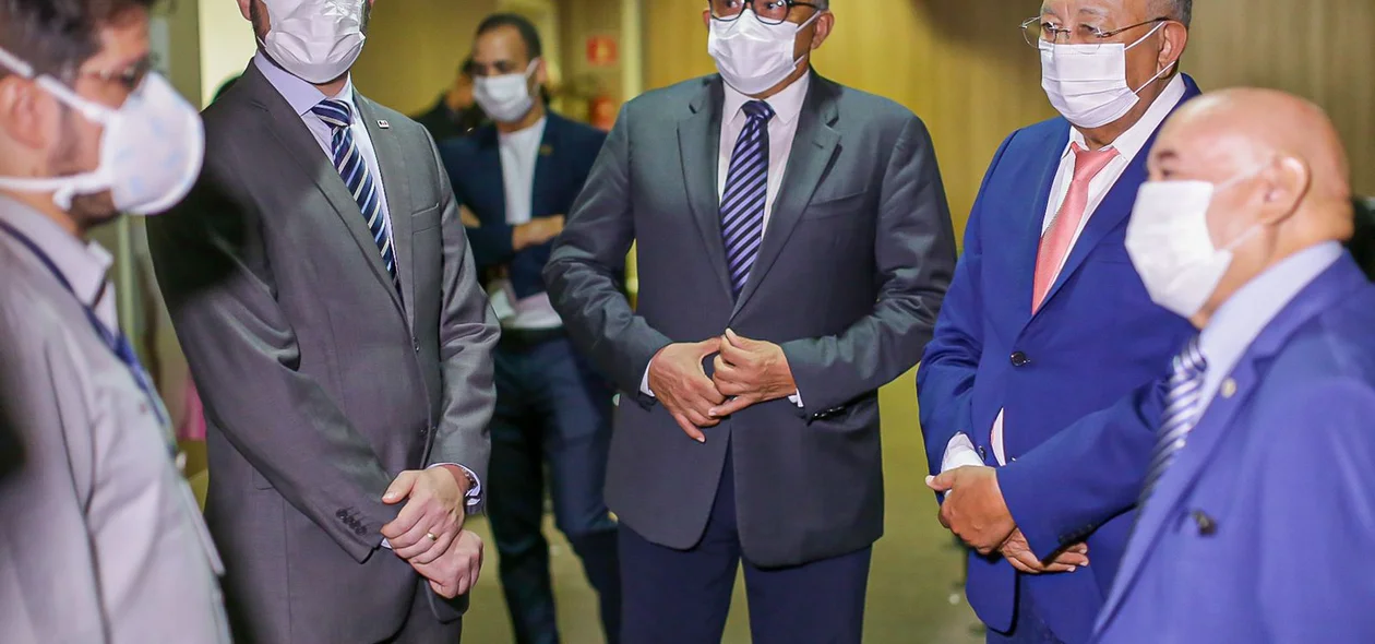 Autoridades durante visita ao tribunal de Justiça