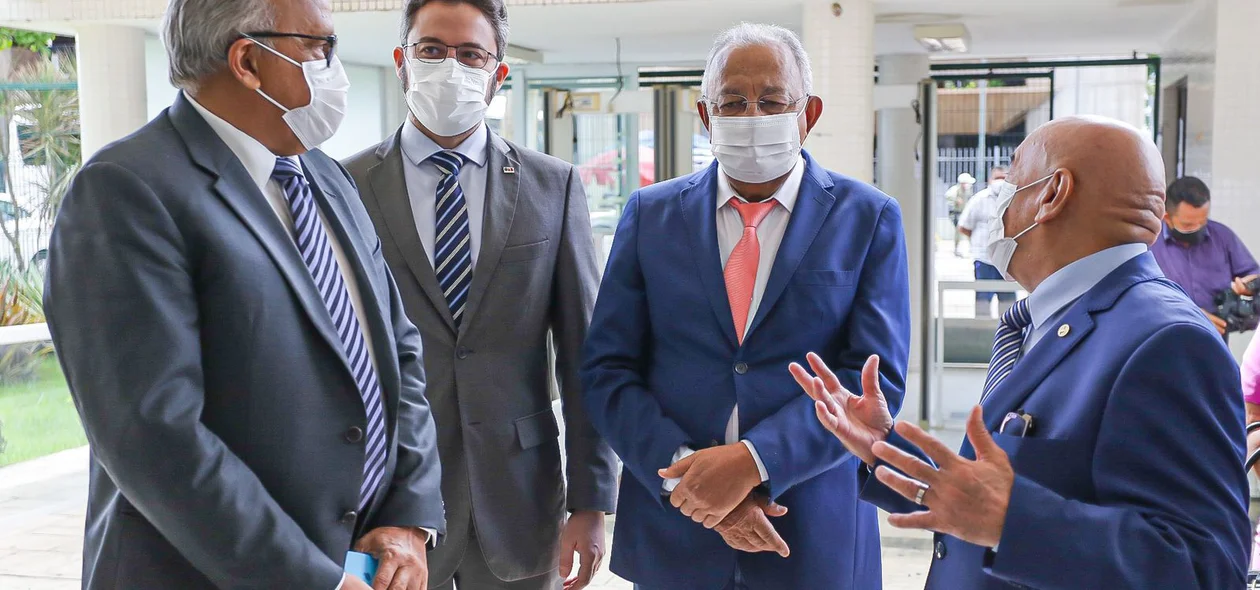 Autoridades participaram da visita