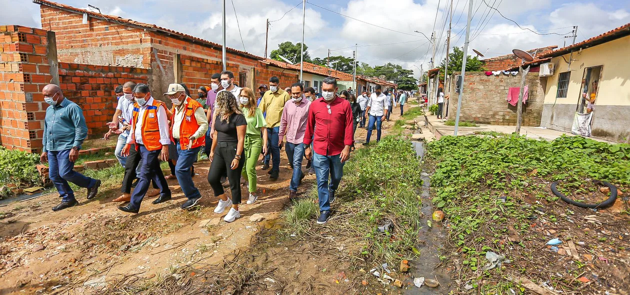 Bairros atingidos pelas chuvas em Teresina receberam visita de Wellington Dias
