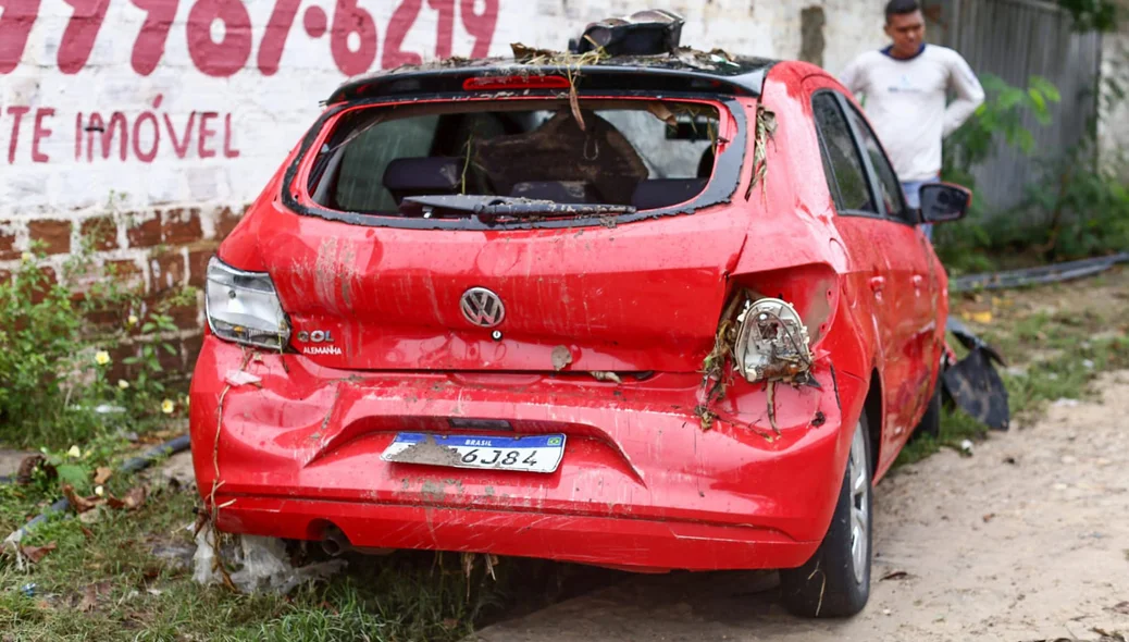 Carro arrastado pela correnteza foi saqueado