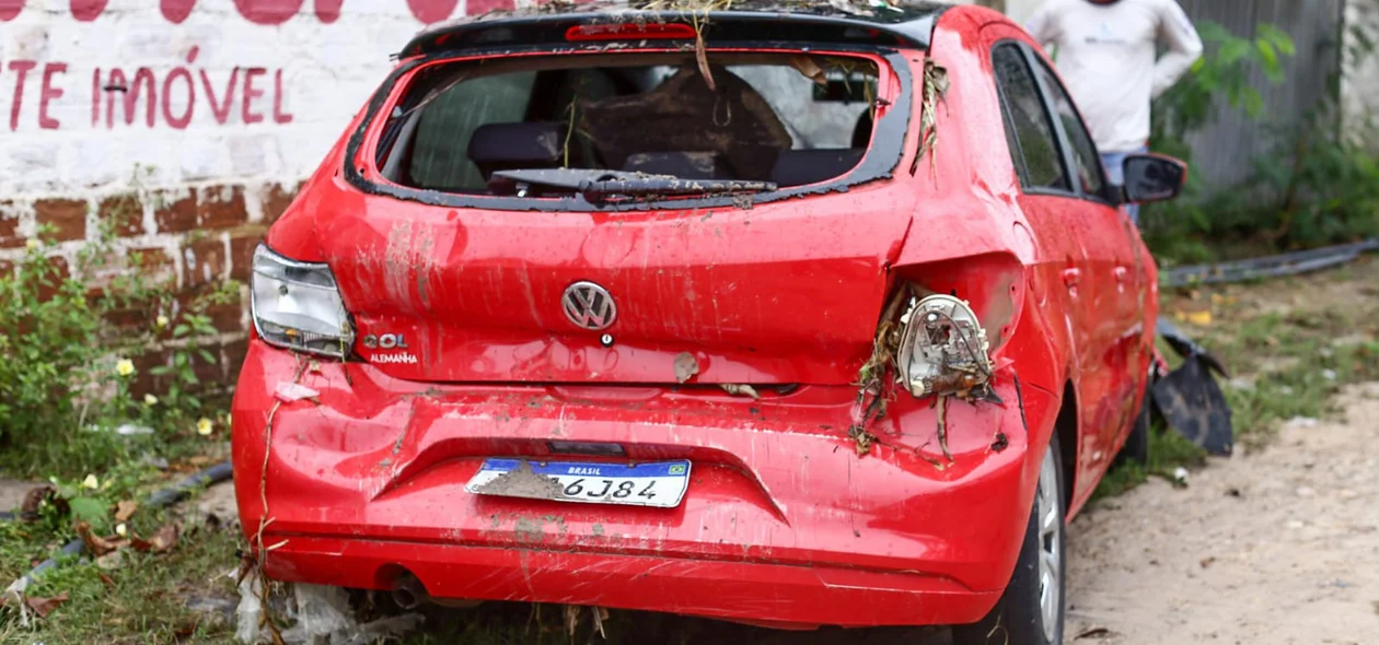 Carro arrastado pela correnteza foi saqueado