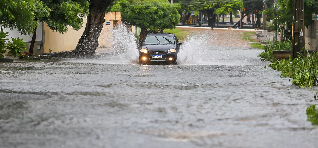 Carro arrisca travessia na zona leste de Teresina