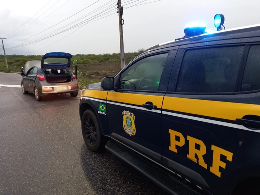 Carro recuperado pela PRF