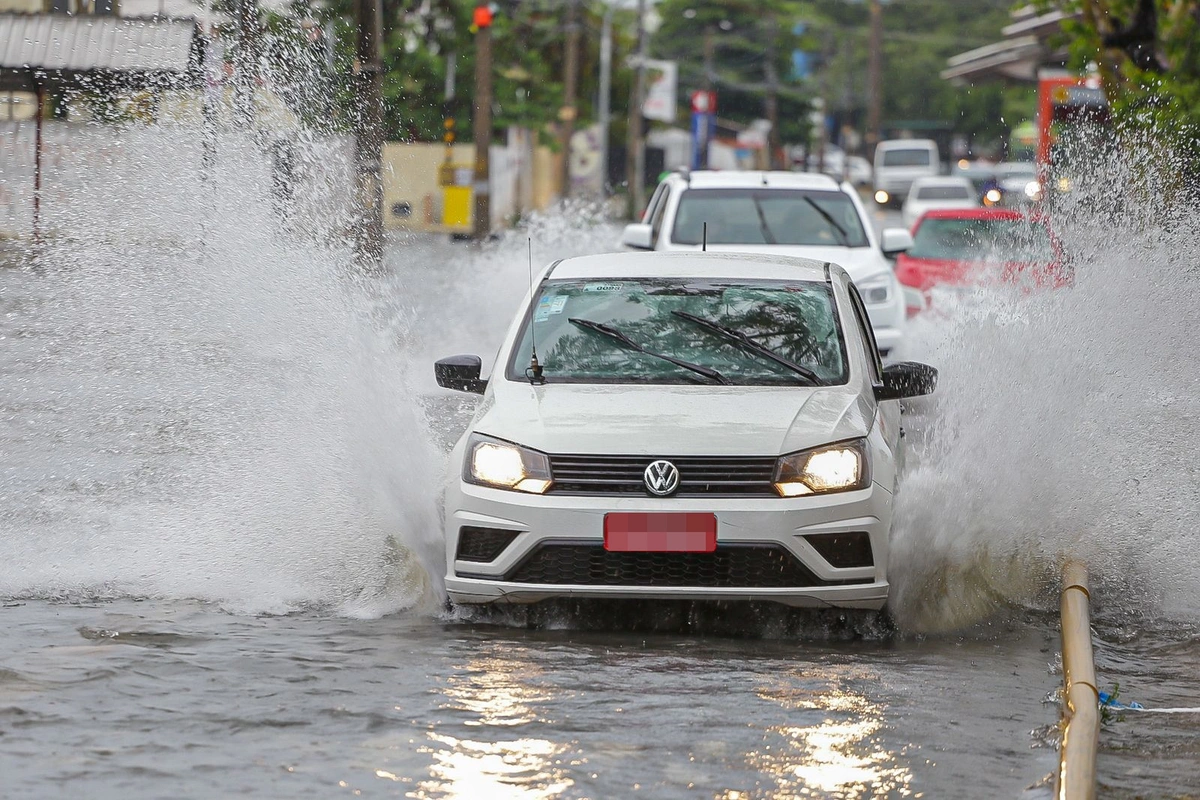 Carros arriscam travessia na avenida Kennedy