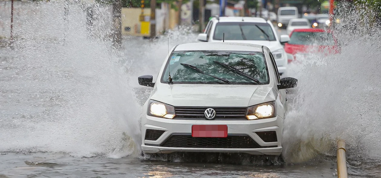 Carros arriscam travessia na avenida Kennedy