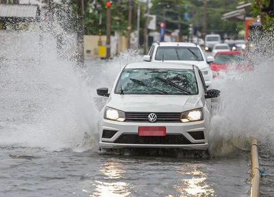 Carros arriscam travessia na avenida Kennedy