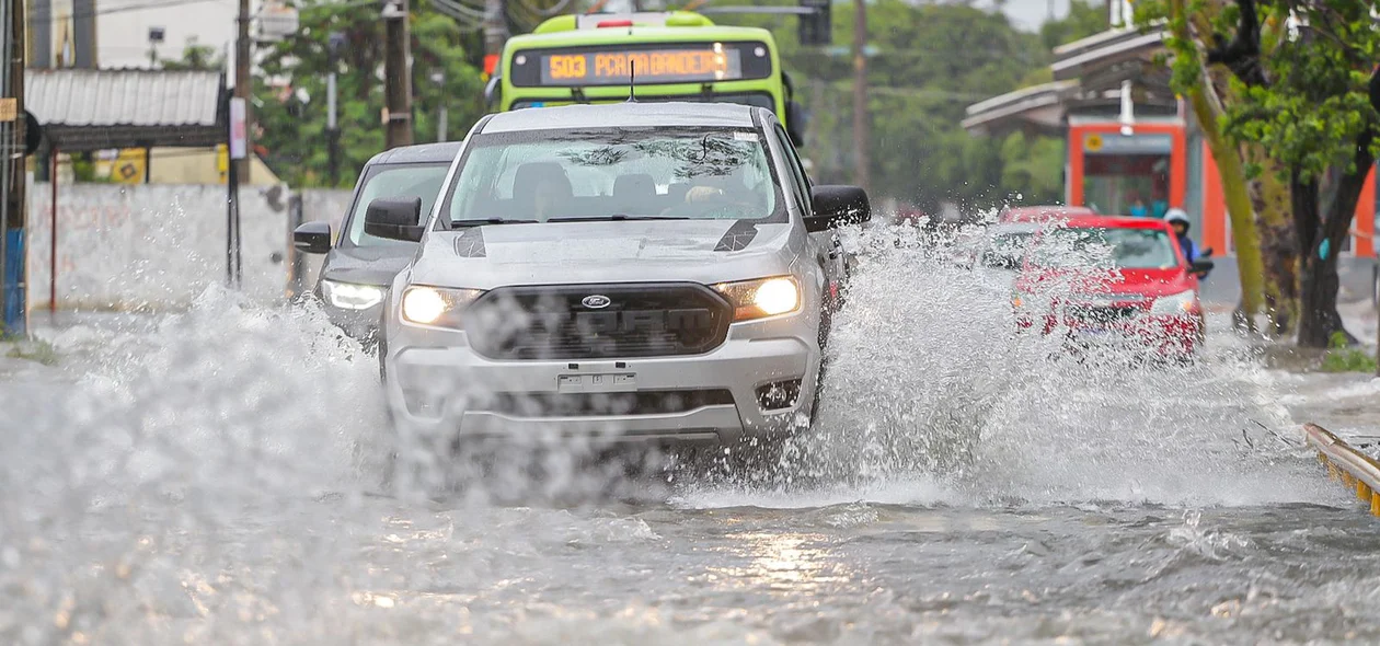Carros passam com dificuldades pela avenida kennedy