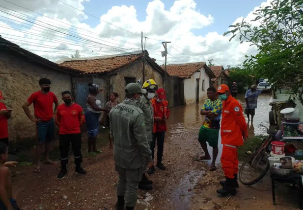 Corpo de Bombeiros atua no atendimento a áreas afetadas pela chuva em Teresina